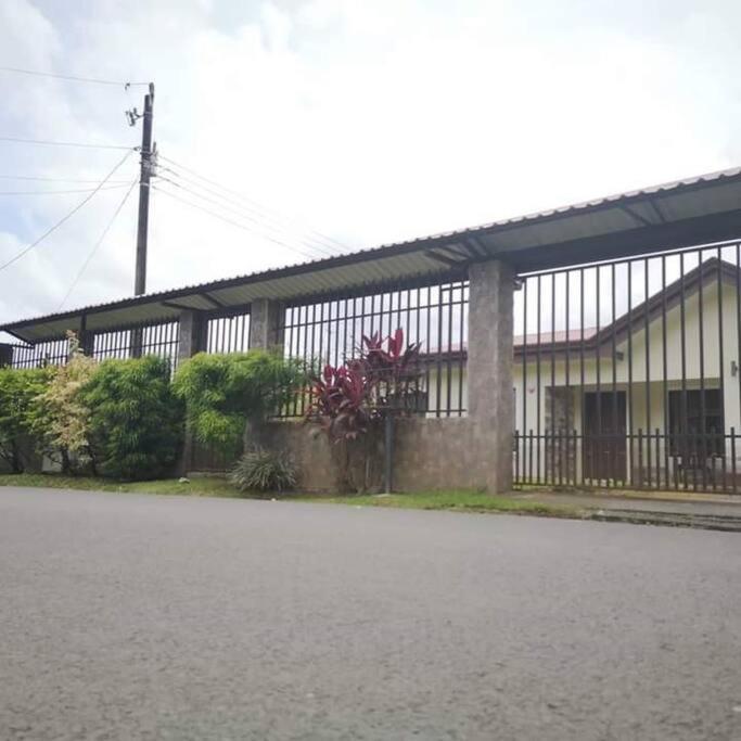 Elegant Villa In La Fortuna With Spacious Backyard Plus Very Private Pool & Parking Kültér fotó