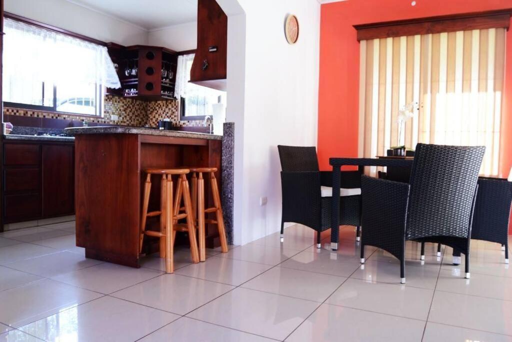 Elegant Villa In La Fortuna With Spacious Backyard Plus Very Private Pool & Parking Kültér fotó