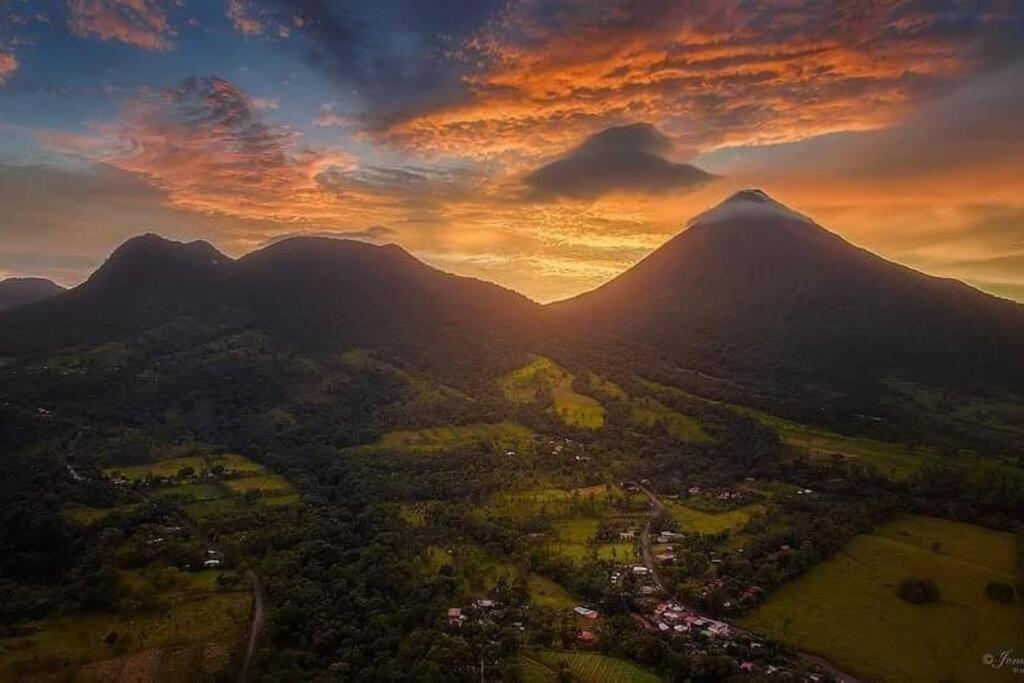 Elegant Villa In La Fortuna With Spacious Backyard Plus Very Private Pool & Parking Kültér fotó