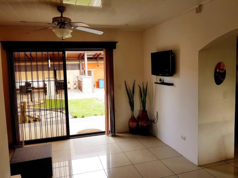 Elegant Villa In La Fortuna With Spacious Backyard Plus Very Private Pool & Parking Kültér fotó